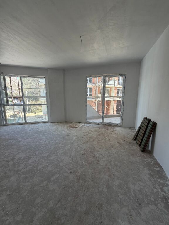 Shitet apartament 2+1+2 Liqeni i Thate