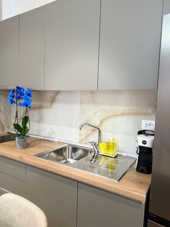 🏡 Jepet me qera apartament 1+1   📍Pallati Tibo, përballë Delijorgjit💰 Qera: 70,000 lek/muaj