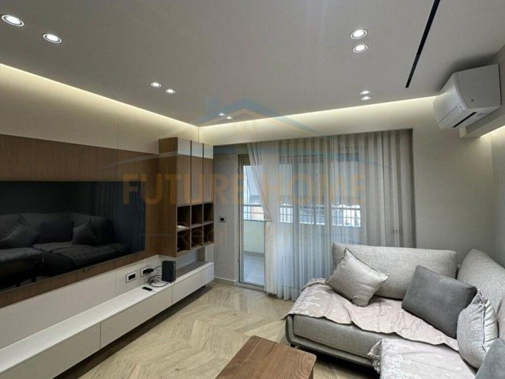 Tirane, affittasi appartamento 1+1, 4° piano, 65 m², 850 € (Myslym Shyri)
