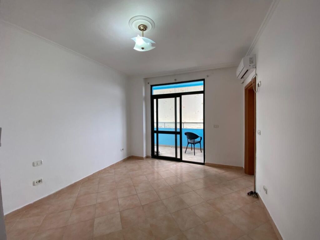 JEPET APARTAMENT 3+1 PER QERA TEK ISH-EKSPOZITA