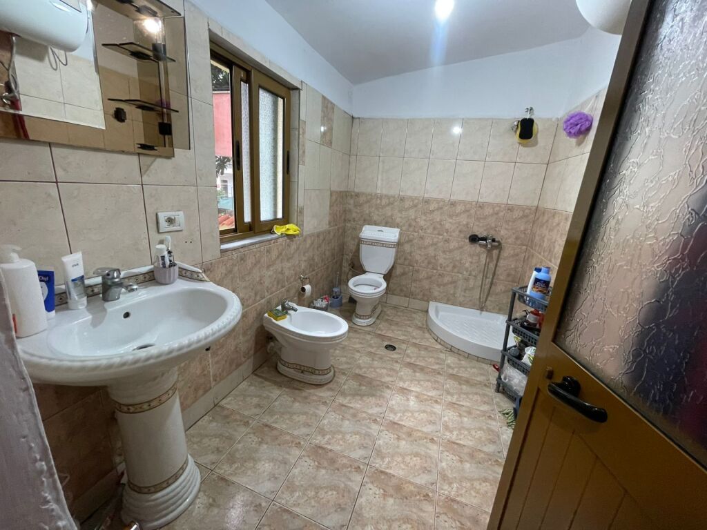 🏡 Apartament + Truall në Shitje – Rruga e Dibrës, përballë QSUT 178.000 LEK
