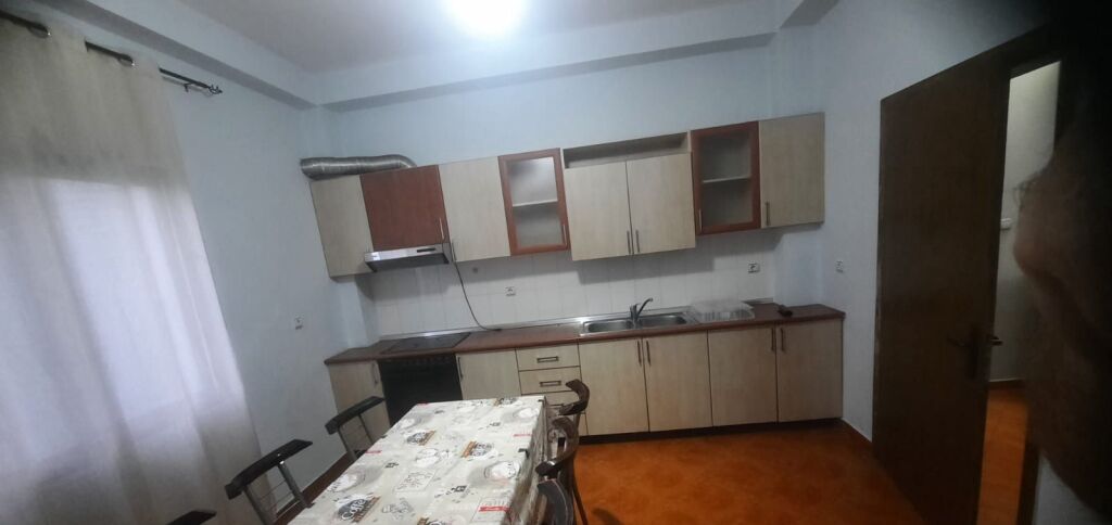 Affittasi ingresso 2+1  2° piano di una villa, via Arben Broci, Città Studentesca vicino al mercato Ana 450 mila lek