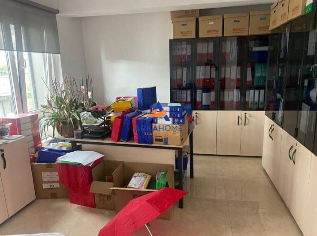 JEPET ZYRE ME QERA 105M2 "MYSLYM SHYRI" 1400 EURO