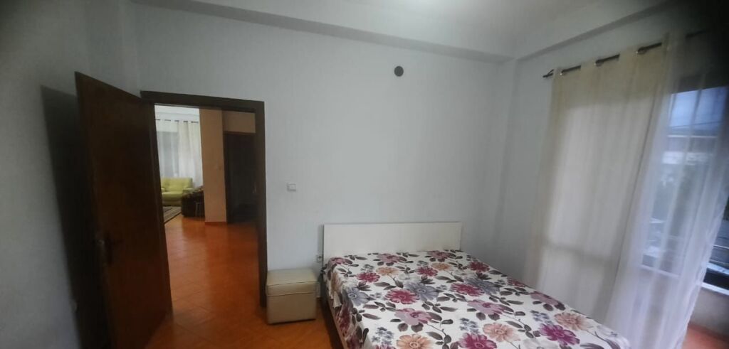 Affittasi ingresso 2+1  2° piano di una villa, via Arben Broci, Città Studentesca vicino al mercato Ana 450 mila lek