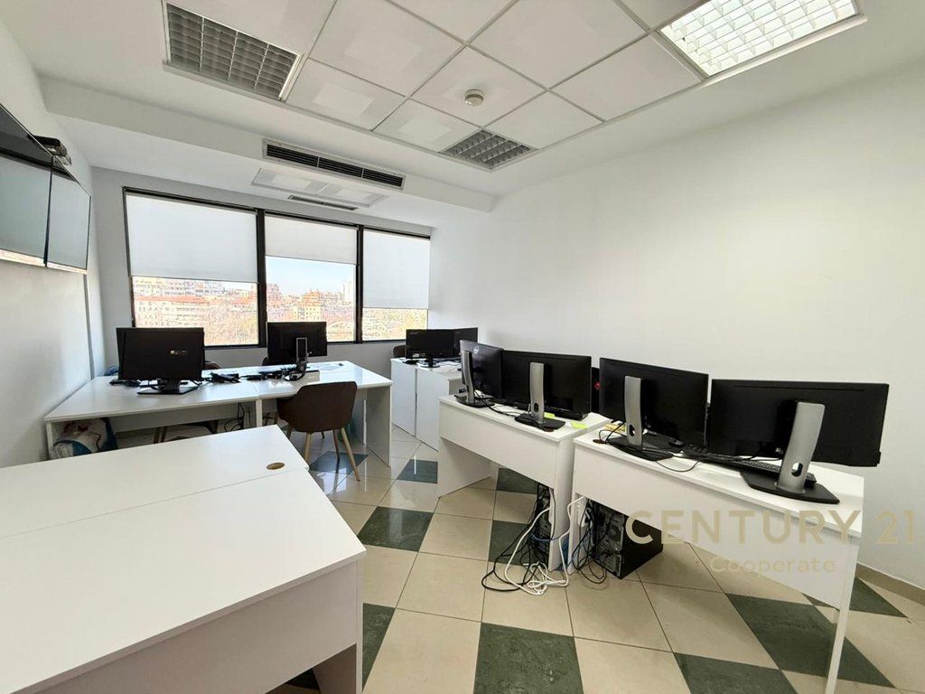 Office for rent at the Twin Towers, on the “Dëshmorët e Kombit” Boulevard,