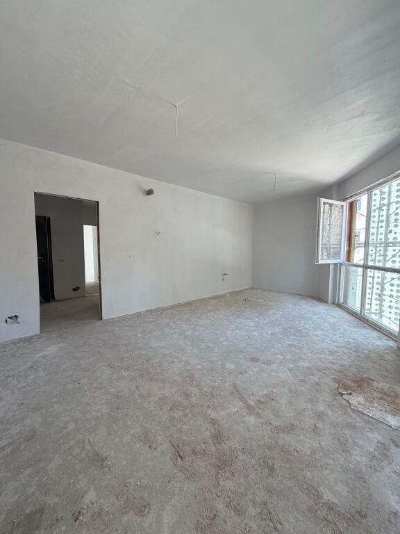 Shitet apartament 2+1+2 Liqeni i Thate