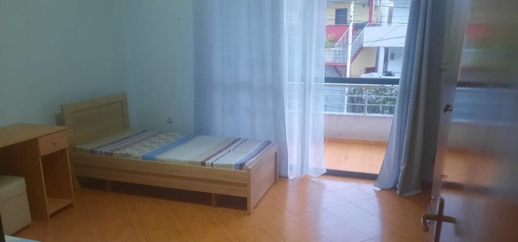 Affittasi ingresso 2+1  2° piano di una villa, via Arben Broci, Città Studentesca vicino al mercato Ana 450 mila lek