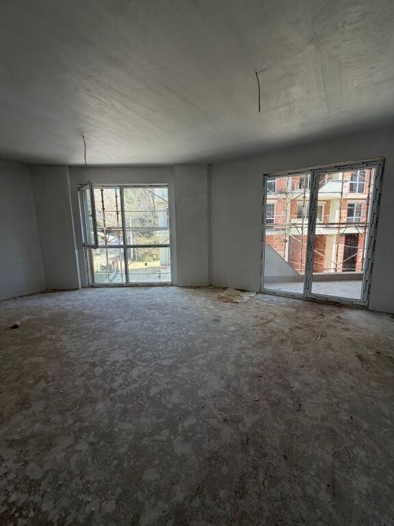 Shitet apartament 2+1+2 Liqeni i Thate