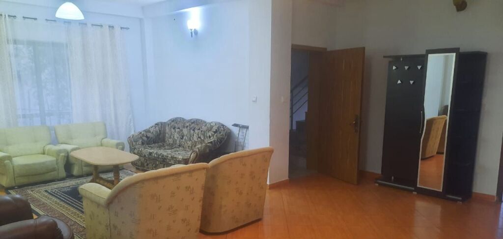 Affittasi ingresso 2+1  2° piano di una villa, via Arben Broci, Città Studentesca vicino al mercato Ana 450 mila lek