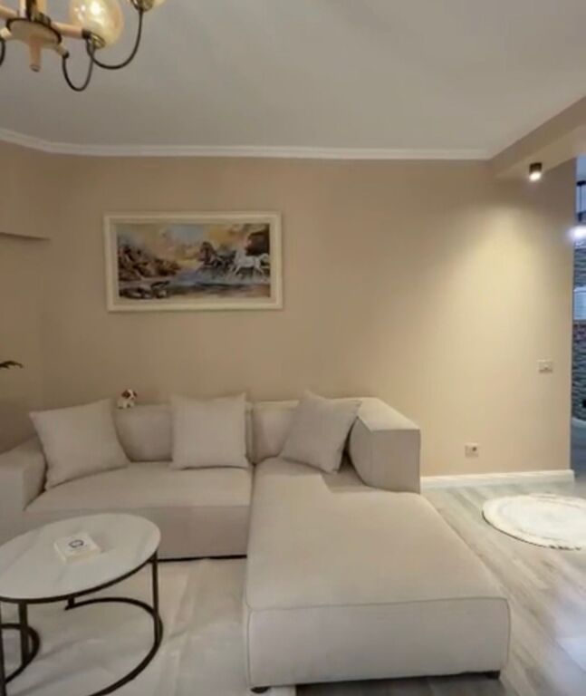 Apartament 2+1 me qira tek Komuna e Parisit!