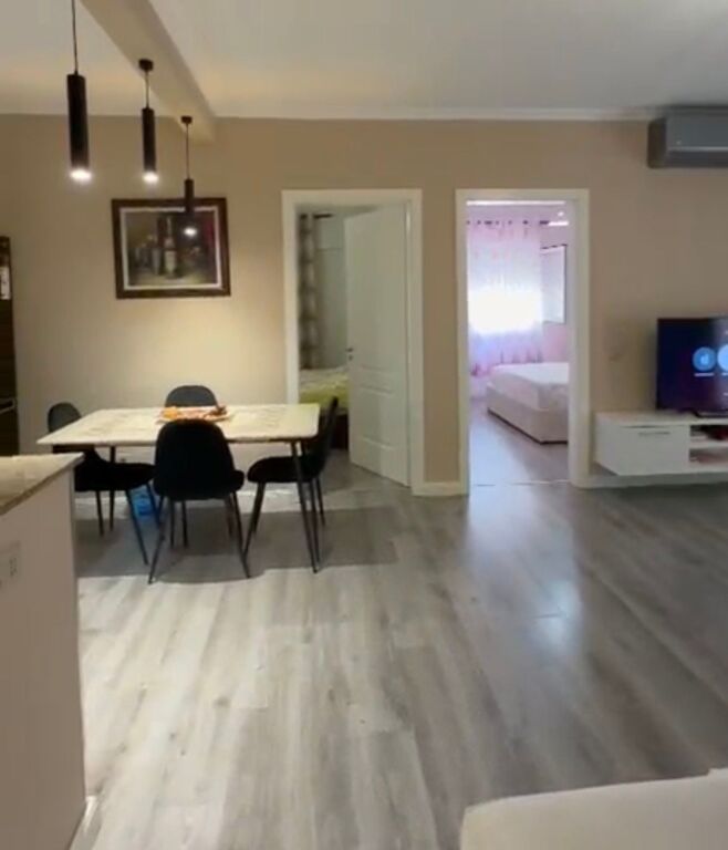 Apartament 2+1 me qira tek Komuna e Parisit!
