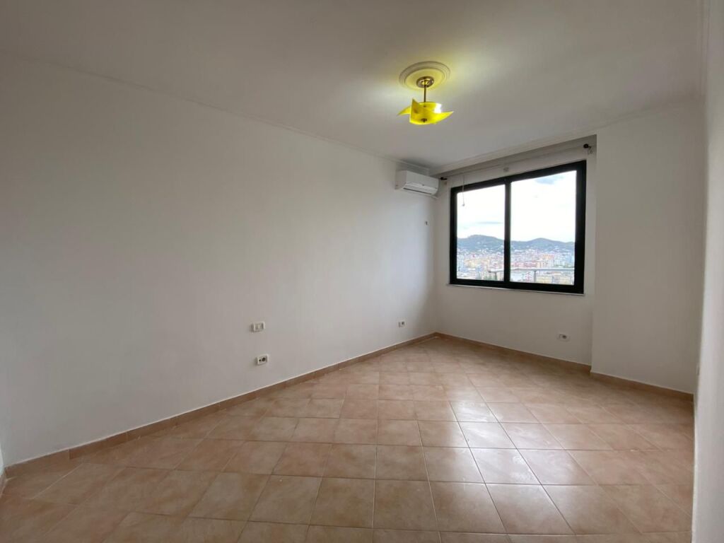 JEPET APARTAMENT 3+1 PER QERA TEK ISH-EKSPOZITA