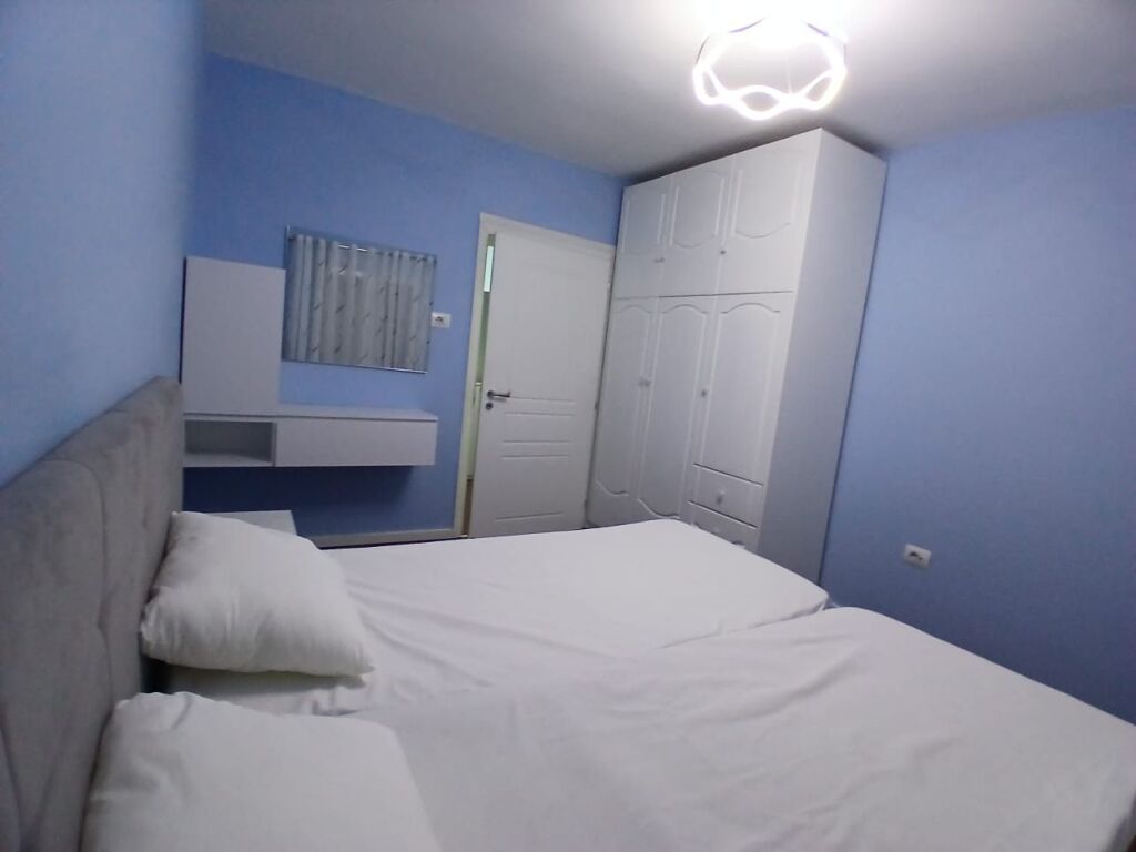 1+1, 4° piano edificio esistente, via Durres, 500 euro