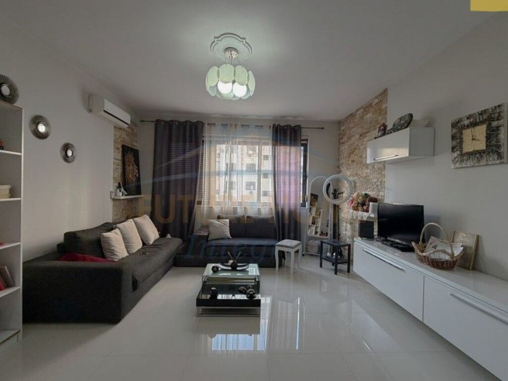 Shitet, Apartament 1+1, Unaza e Re, Tiranë.