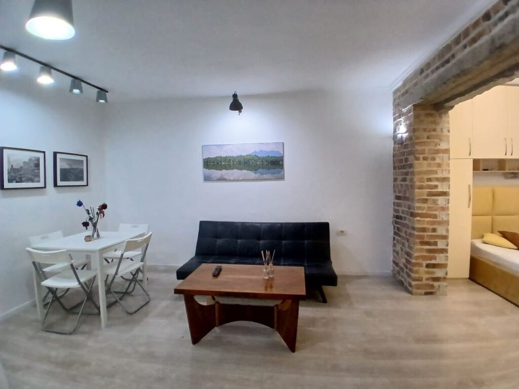 Gazoniere 40m2,rruge e durresit,450 mije leke