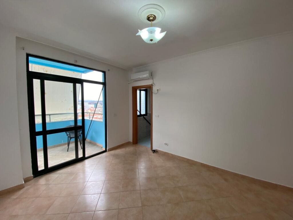 JEPET APARTAMENT 3+1 PER QERA TEK ISH-EKSPOZITA