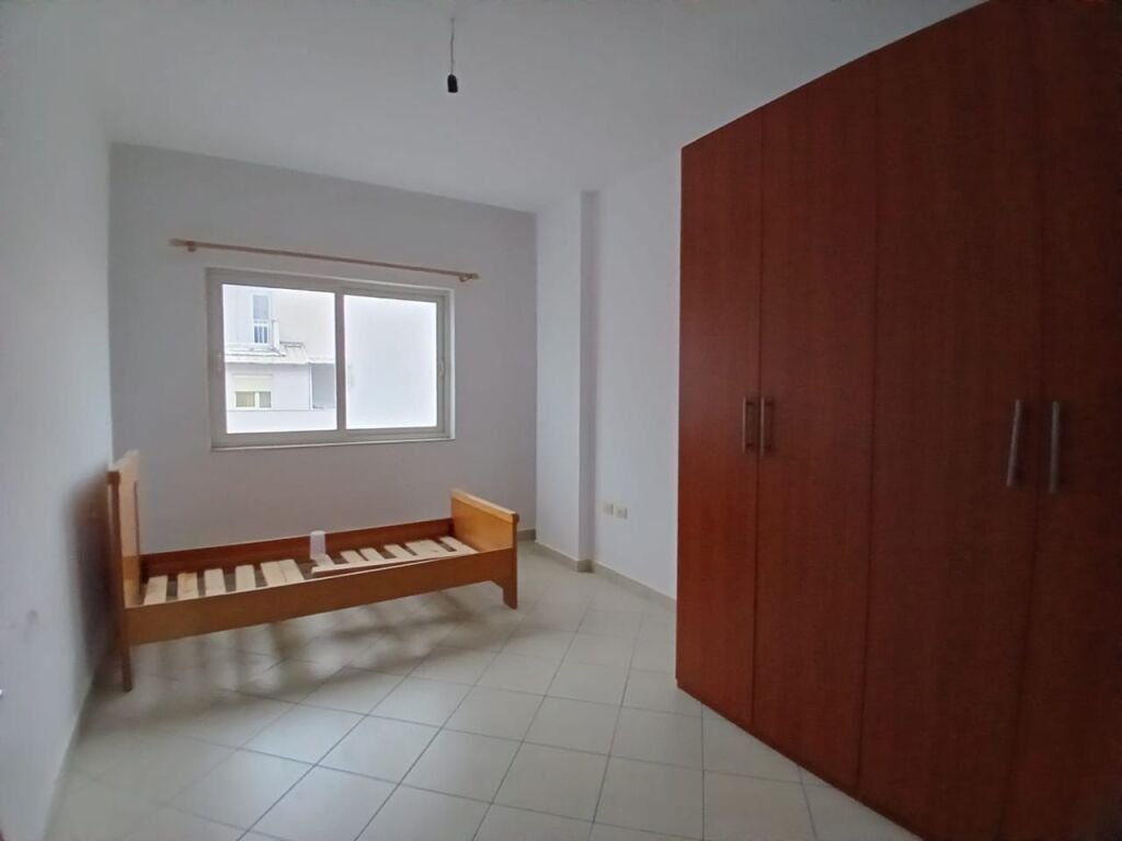 2+1,pjeserisht i mobiluar,te eco market yzberisht,400 mije leke