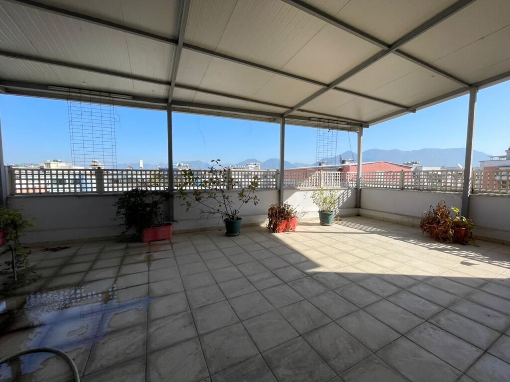 Appartamento 2+1+Verande in vendita presso Big Market Yzberisht.