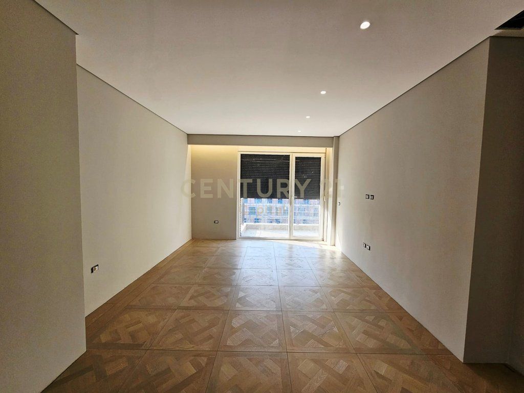Shitet apartament 2+1 me post parkimi në Grand Park Residence