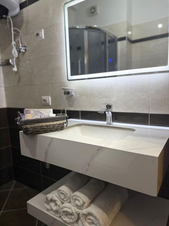 🏡 Jepet me qera apartament 1+1   📍Pallati Tibo, përballë Delijorgjit💰 Qera: 70,000 lek/muaj