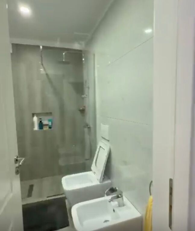 Apartament 2+1 me qira tek Komuna e Parisit!
