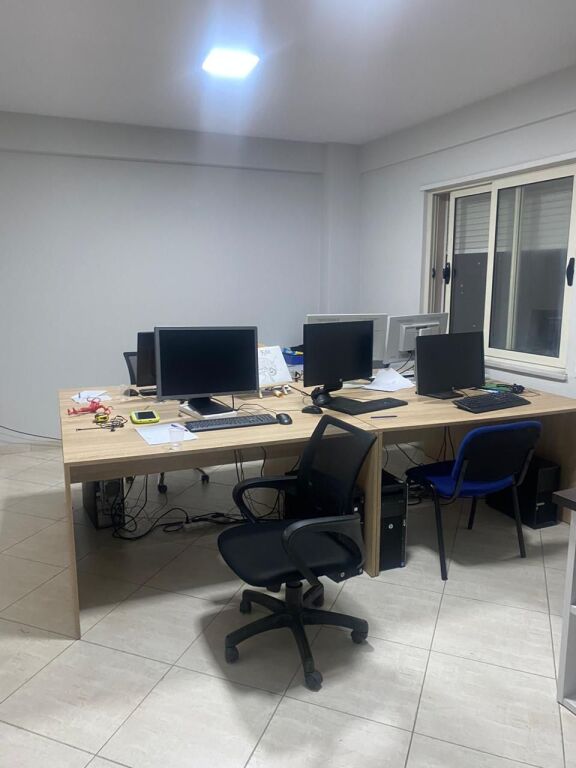 🏡Jepet me qera apartament 2+1  👉🏻I përshtatshëm për banim ose zyra. 📍 Rruga Jordan Misja💰 Çmimi: 600€ / muaj
