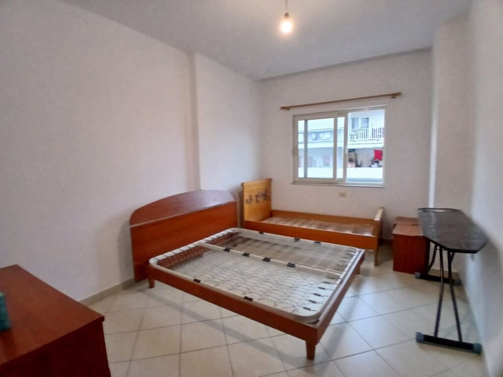 2+1,pjeserisht i mobiluar,te eco market yzberisht,400 mije leke