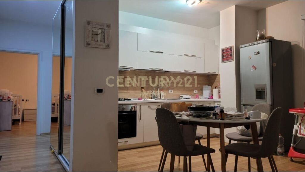 Jepet me qira apartament 1+1 te Kopshti Botanik, rruga "Xhon Kenedi"