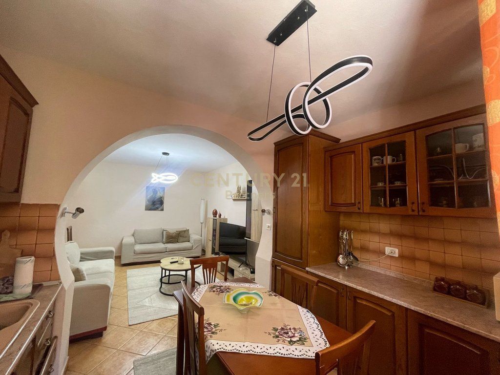Jepet me qira apartament 2+1 në rrugën Myslym Shyri,