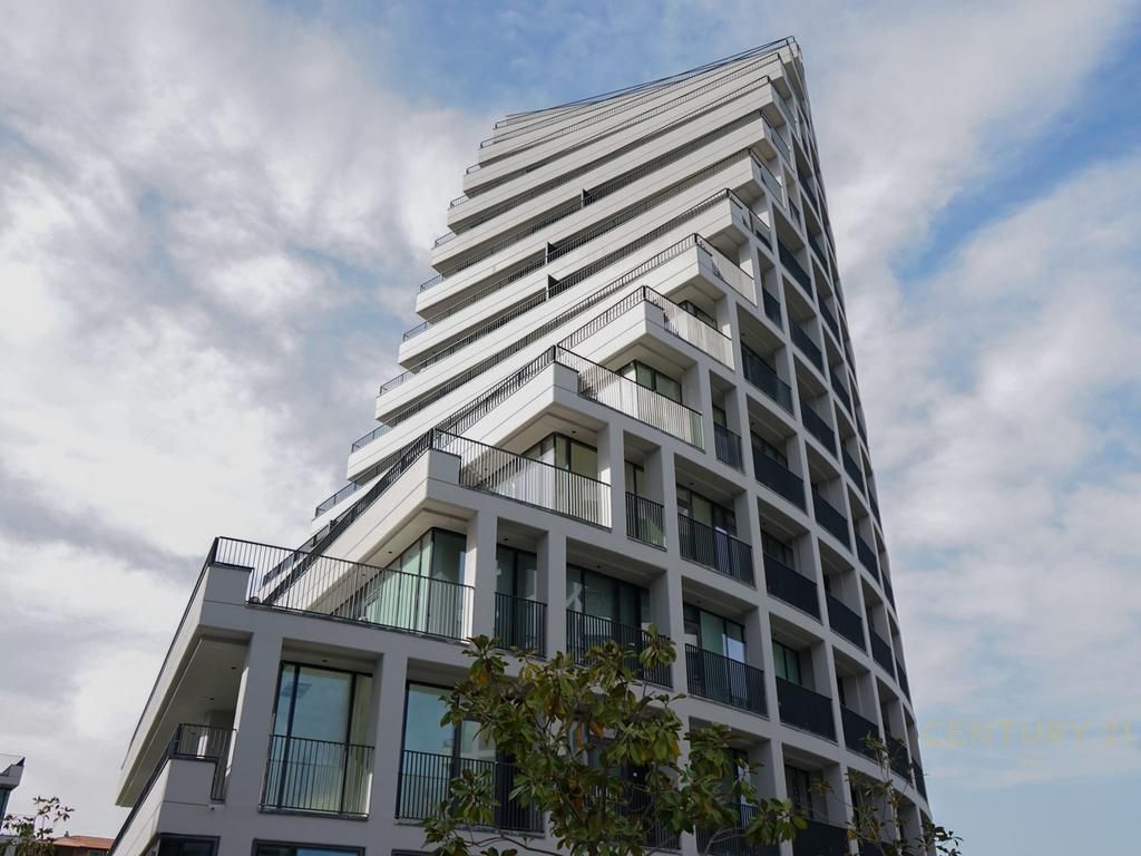 Office Space + Parking Space for Rent at 'Lake View' Residence!
