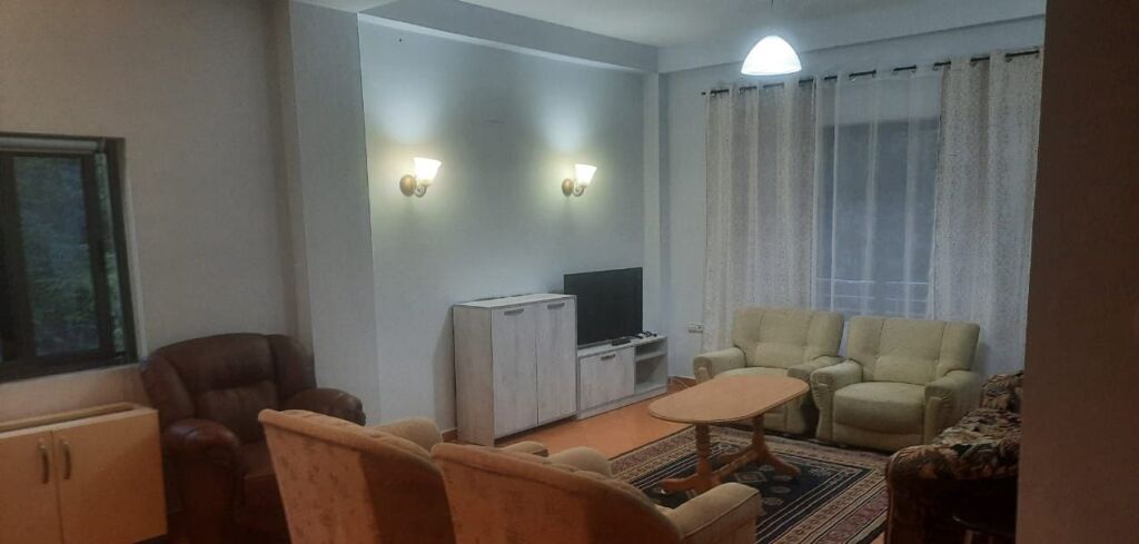 Affittasi ingresso 2+1 2° piano di una villa, via Arben Broci, Città Studentesca vicino Ana Market 450 mila lek