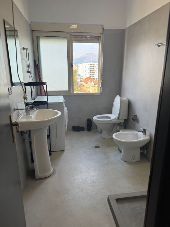 Apartament 2+1 per shitje prane Kristal Center!