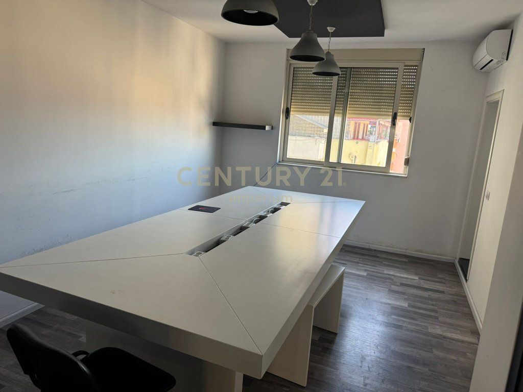 Ufficio in affitto di fronte al Complesso Delijorgji, nella zona di Ish Park