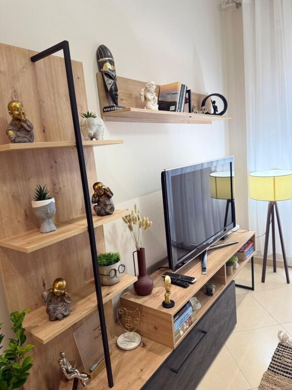 🏡 Jepet me qera apartament 1+1   📍Pallati Tibo, përballë Delijorgjit💰 Qera: 70,000 lek/muaj