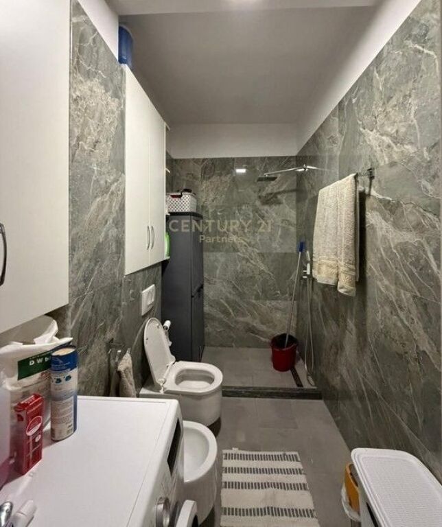 APARTAMENT 1+1 ME KUZHINE TE VECUAR+ VERANDE PRANE CASA ITALIA