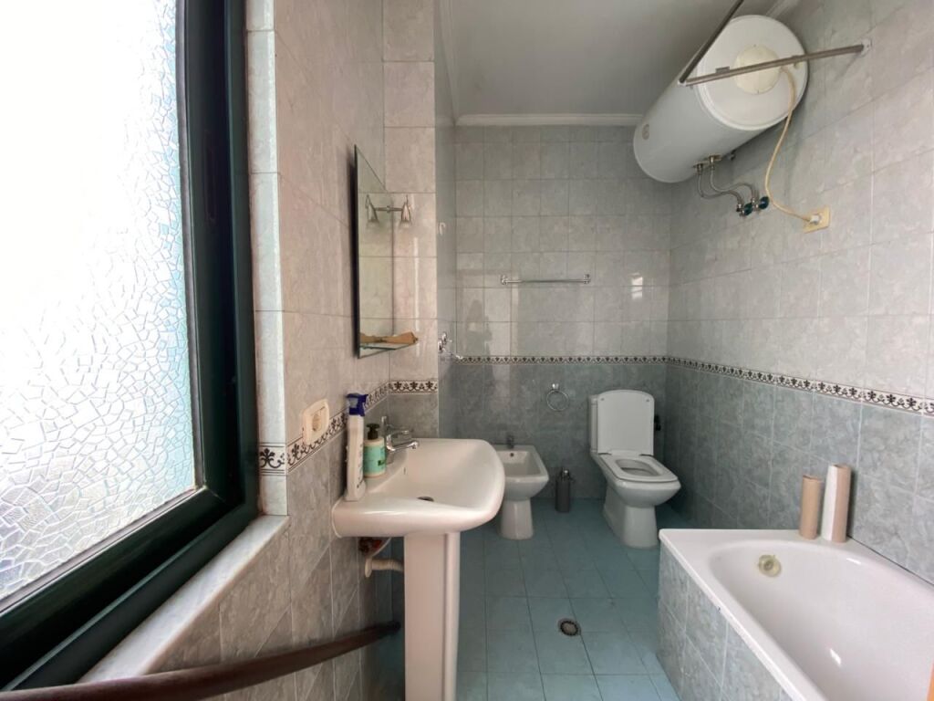 JEPET APARTAMENT 3+1 PER QERA TEK ISH-EKSPOZITA