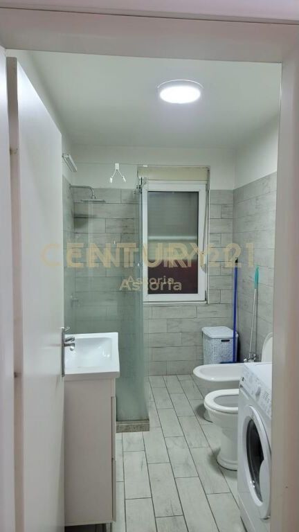 Jepet me qira apartament 1+1 te Kopshti Botanik, rruga "Xhon Kenedi"