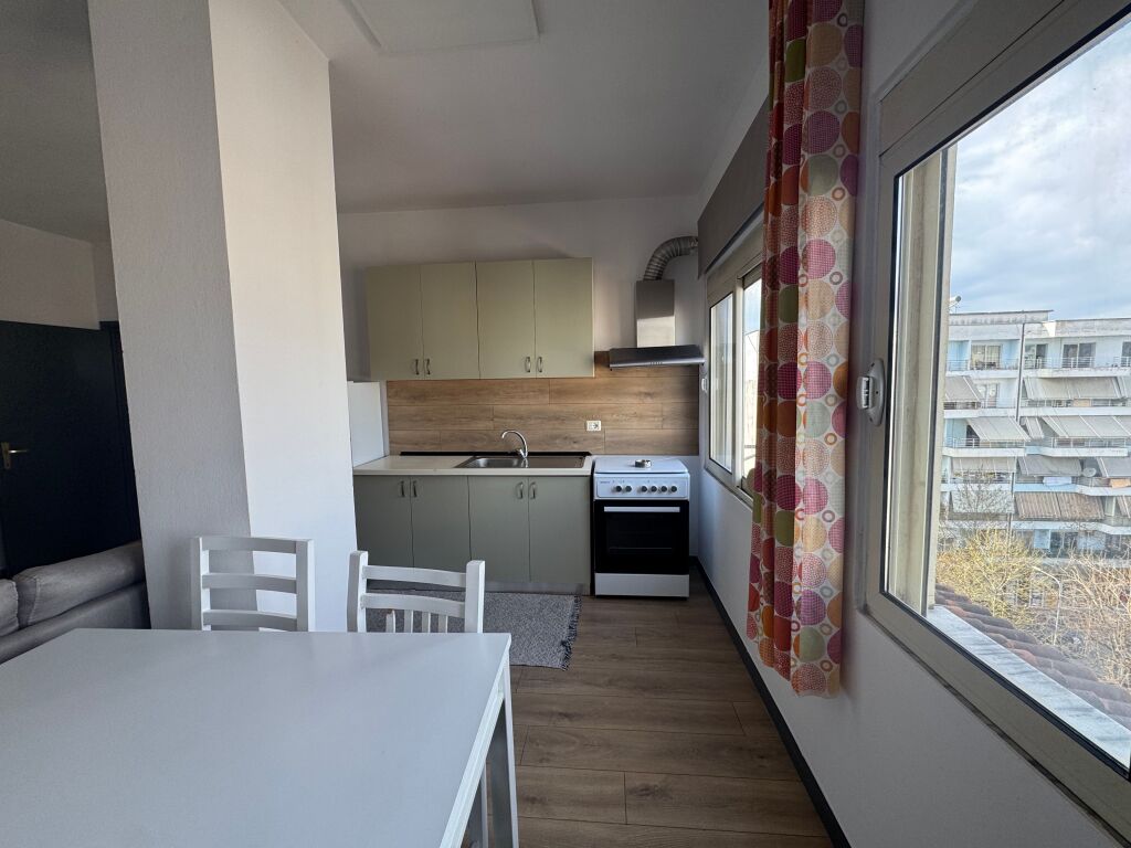 Apartament 2+1 per shitje prane Kristal Center!