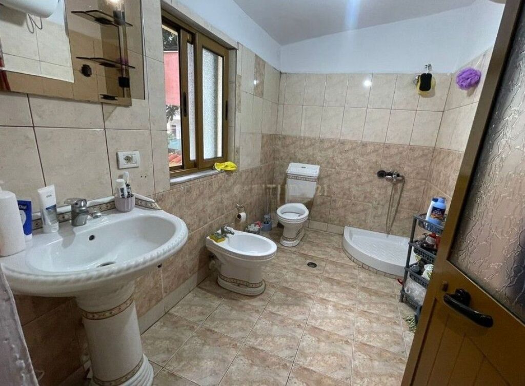 ‼️NUOVO ANNUNCIO. 🏡 Appartamento 1+1 + Terreno in Vendita – Via Dibrës, di fronte a QSUT