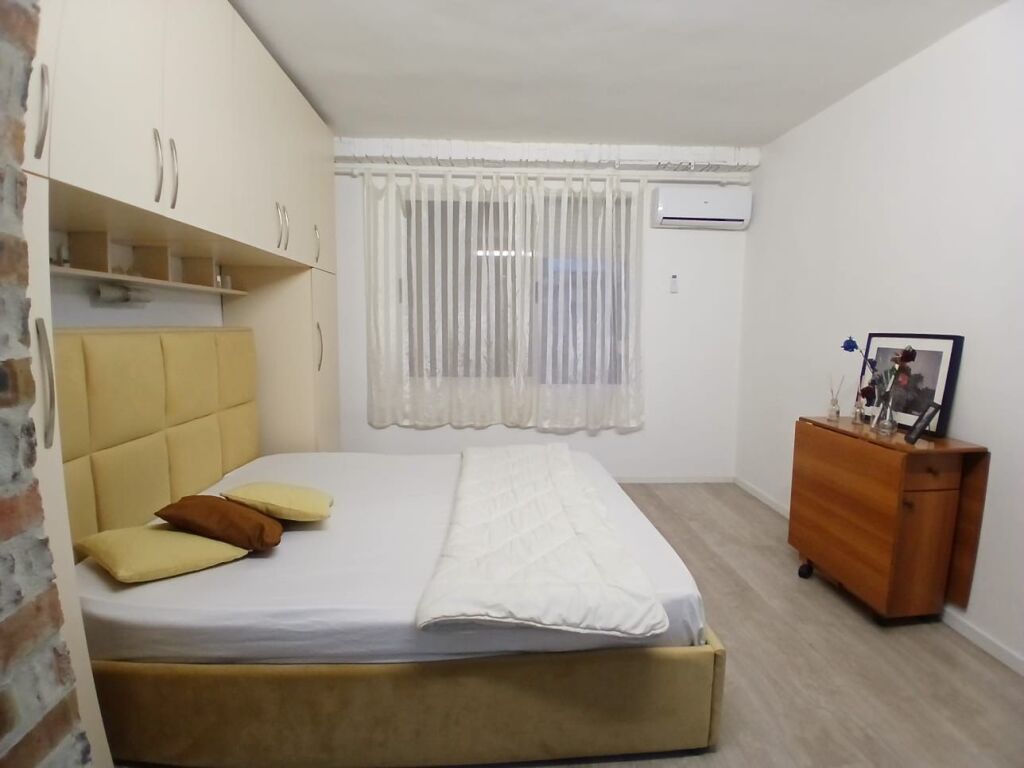 Gazoniere 40m2,rruge e durresit,450 mije leke