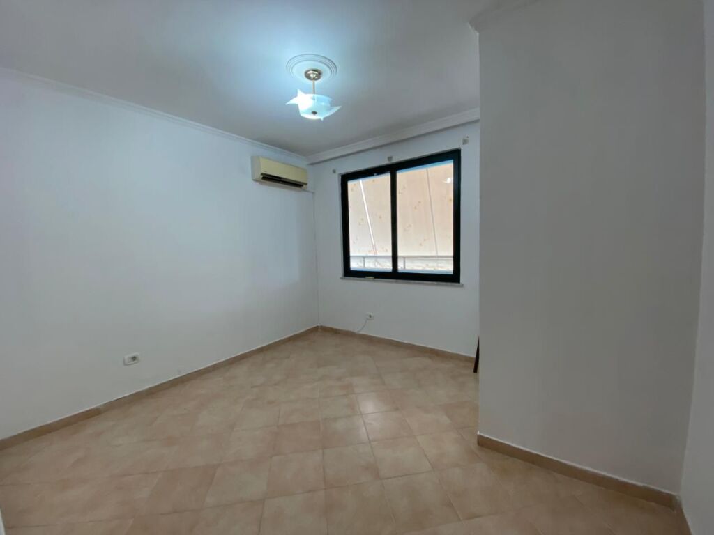 JEPET APARTAMENT 3+1 PER QERA TEK ISH-EKSPOZITA