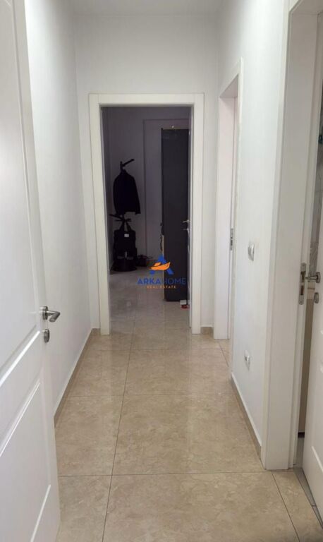 JEPET ZYRE ME QERA 105M2 "MYSLYM SHYRI" 1400 EURO