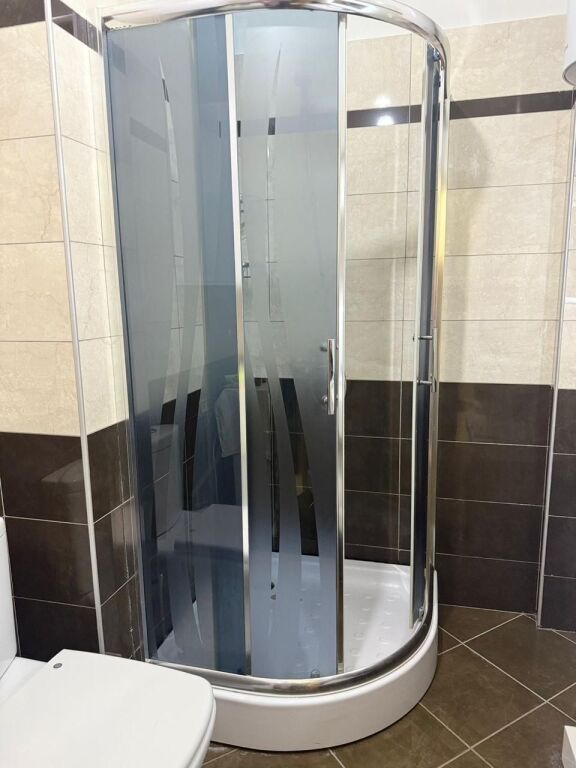 🏡 Jepet me qera apartament 1+1   📍Pallati Tibo, përballë Delijorgjit💰 Qera: 70,000 lek/muaj
