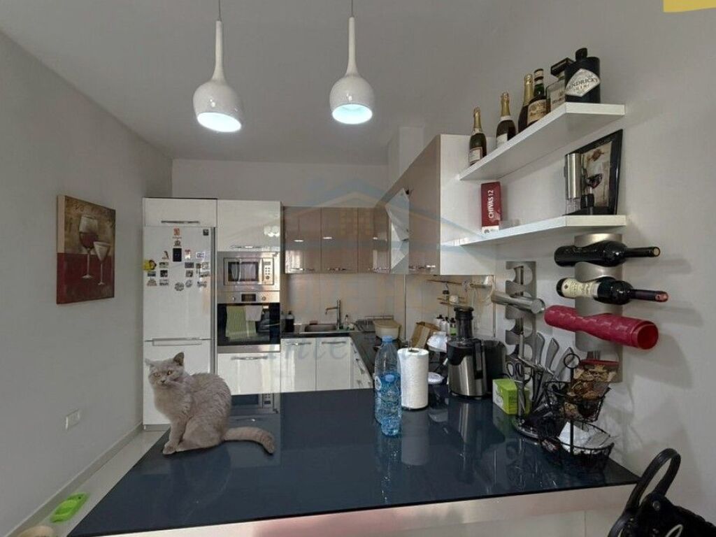 Shitet, Apartament 1+1, Unaza e Re, Tiranë.