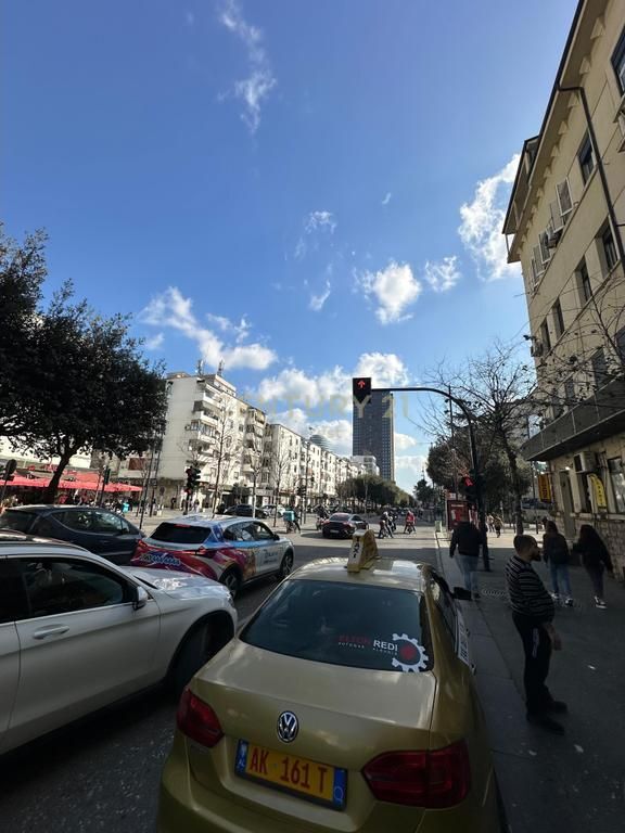 Shiten 2 apartamente 2+1 në Bulevardin Zogu I