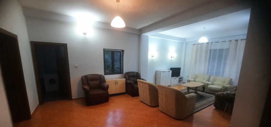 Affittasi ingresso 2+1 2° piano di una villa, via Arben Broci, Città Studentesca vicino Ana Market 450 mila lek