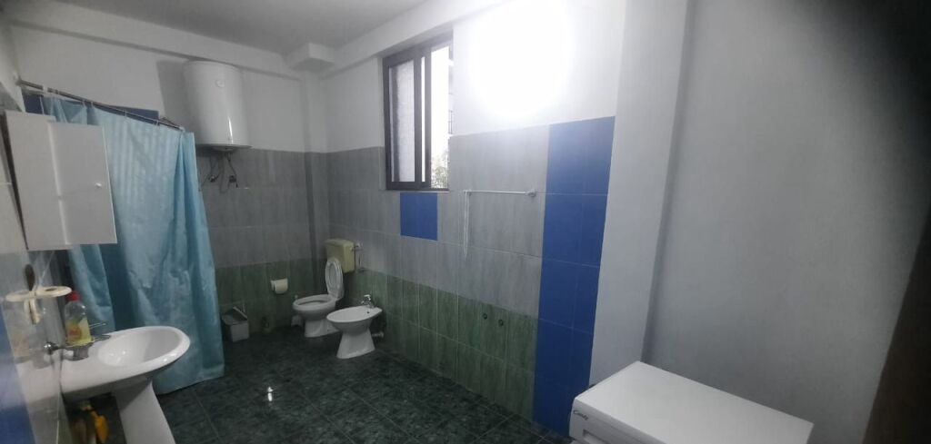 Affittasi ingresso 2+1  2° piano di una villa, via Arben Broci, Città Studentesca vicino al mercato Ana 450 mila lek