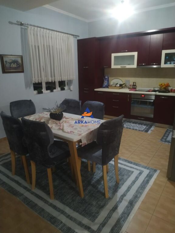 VENDESI PRIVATO SU DUE PIANI IN VENDITA "TE KAFJA RREMES" 220.000 EURO