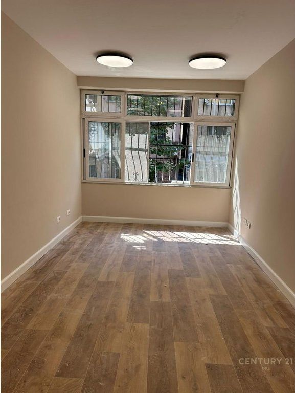 2+1 apartment for sale near Petro Nini, in the Margarita Tutulani area.