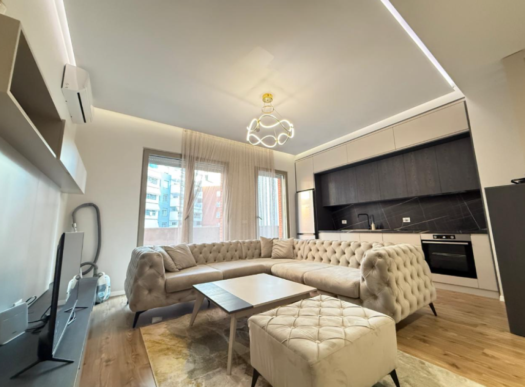 🏡 Appartamento 1+1 in Affitto – Complesso Delijorgji  📐 Organizzazione dell'appartamento Soggiorno insieme all'area cucina 1 camera da letto 1 bagno Veranda    80.000 Lek  📞 Per ulteriori informazioni o visita alla proprietà: